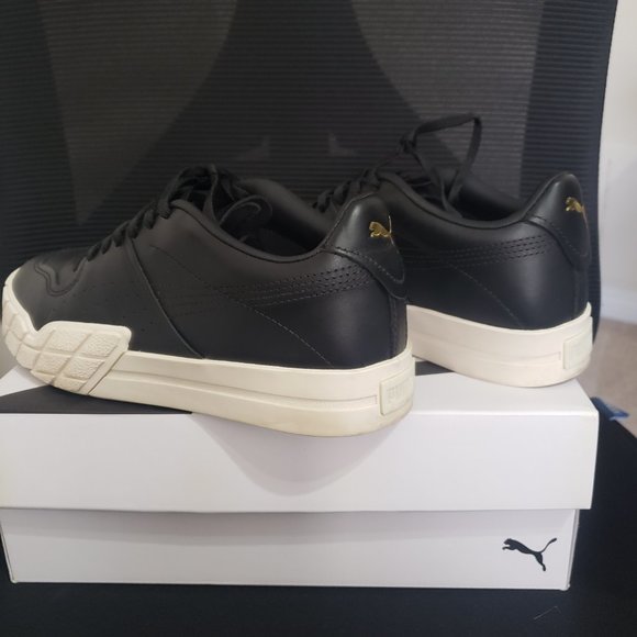 **SOLD** Puma womem sneakers size 7.5 - Picture 1 of 5